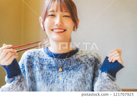 一個年輕女子對美味發出呻吟 一個年輕女子對美味發出呻吟 121707925