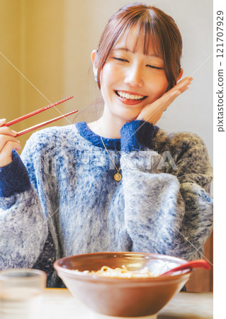 一個年輕女子對美味發出呻吟 121707929