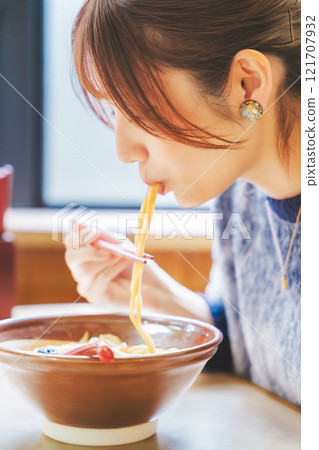 快樂的年輕女人吃美味的拉麵 快樂的年輕女人吃美味的拉麵 121707932