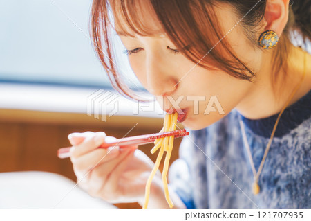 快樂的年輕女人吃美味的拉麵 121707935
