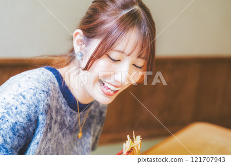 快樂的年輕女人吃美味的拉麵 快樂的年輕女人吃美味的拉麵 121707943