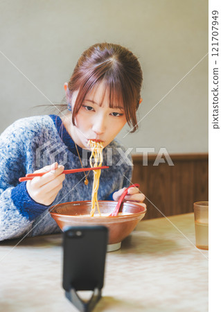 Ramen girl broadcasts herself eating ramen Ramen girl broadcasts herself eating ramen 121707949