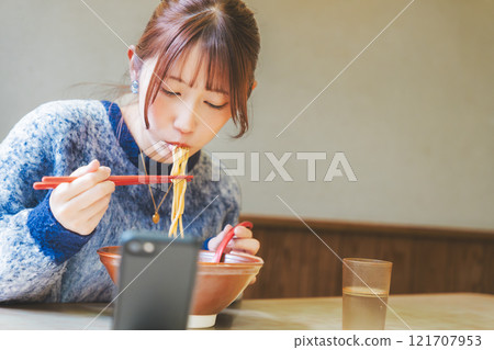 Ramen girl broadcasts herself eating ramen Ramen girl broadcasts herself eating ramen 121707953
