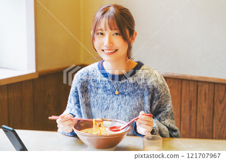 Ramen girl broadcasts herself eating ramen 121707967