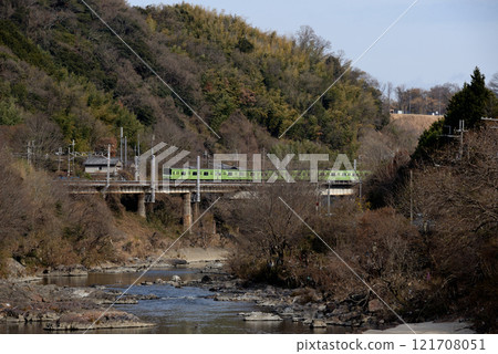 大和線龜之瀨附近運行的201系列普通列車 大和線龜之瀨附近運行的201系列普通列車 121708051