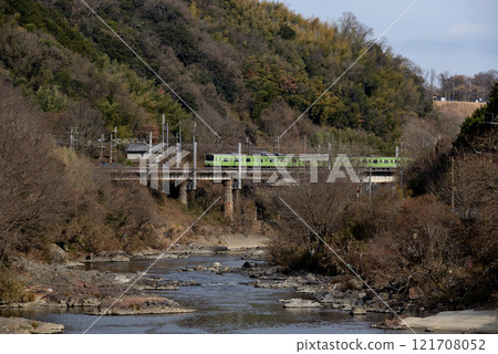 大和線龜之瀨附近運行的201系列普通列車 121708052
