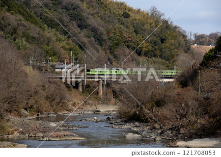 大和線龜之瀨附近運行的201系列普通列車 121708053