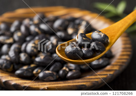 Roasted black beans 121708266