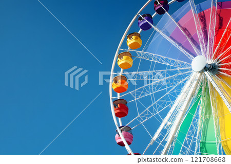 色彩繽紛的摩天輪和藍天的清爽風景照 色彩繽紛的摩天輪和藍天的清爽風景照 121708668