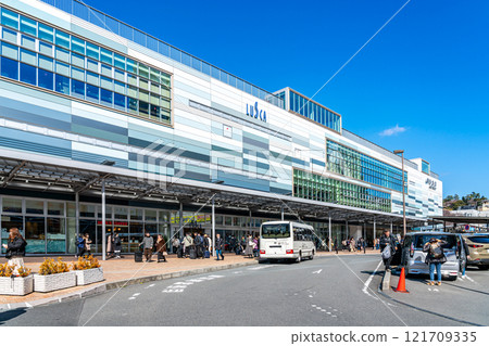 [Shizuoka Prefecture] Atami Station under a refreshing blue sky 121709335