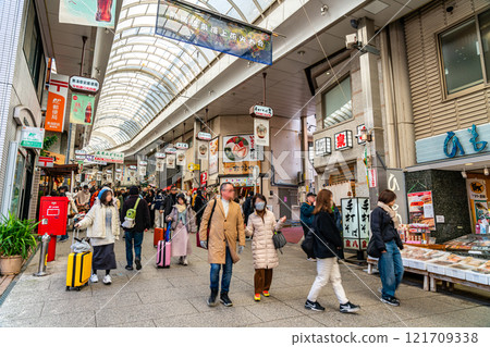 [Shizuoka Prefecture] Nakamise Shopping Street in Atami, bustling with tourists 121709338