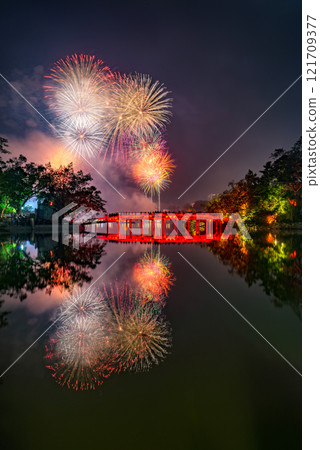 Fireworks night at Hoan Kiem Lake 121709377
