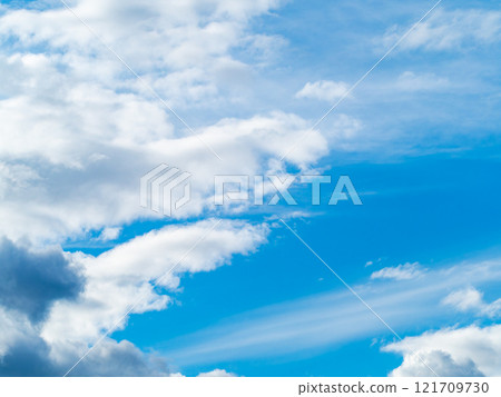 清爽的秋景-藍天白雲營造出的動感風景 清爽的秋景-藍天白雲營造出的動感風景 121709730