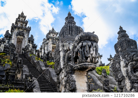 印尼峇裡島-2024年10月22日:名為「Pura Lempuyang Luhur」的古廟。 印尼峇裡島-2024年10月22日:名為「Pura Lempuyang Luhur」的古廟。 121710286