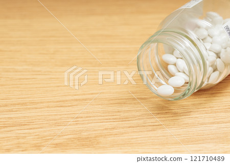 掉落的瓶子和白色的藥丸｜留空 121710489