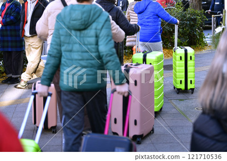 日本除夕夜的東京城市景觀。入境旅遊繼續…提著行李箱的遊客不斷抵達淺草站和吾妻橋十字路口前 121710536
