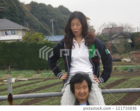 農村一個高個子美女騎在肩上 121710836