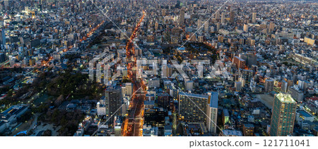 大阪城市景觀與汽車燈軌夜景 大阪城市景觀與汽車燈軌夜景 121711041