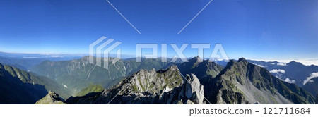 The magnificent view of the Northern Alps, Mount Okirito and Mount Yari seen from Mount Kitahotaka 121711684