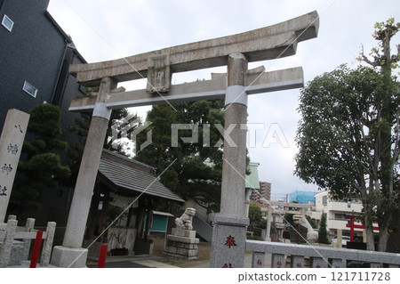 我繞著附近的一座神社走了一圈。 我繞著附近的一座神社走了一圈。 121711728
