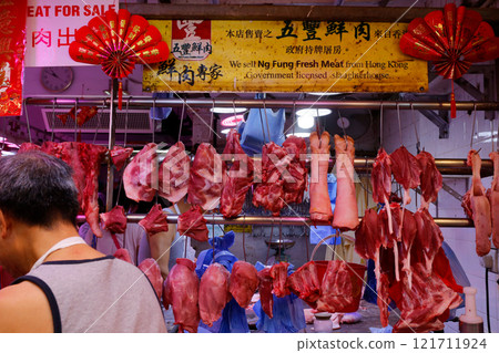 豬肉在香港市場的一家肉店出售。比牛肉和雞肉更高更貴。中國愛豬肉 豬肉在香港市場的一家肉店出售。比牛肉和雞肉更高更貴。中國愛豬肉 121711924