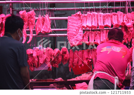 豬肉在香港市場的一家肉店出售。比牛肉和雞肉更高更貴。中國愛豬肉 121711933