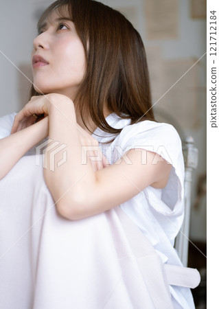 長黑髮的年輕女子 121712184