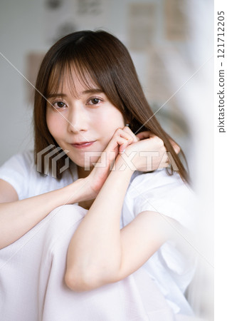 長黑髮的年輕女子 121712205