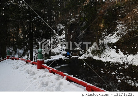 Suga Falls and Haraigawa River in winter 121712223