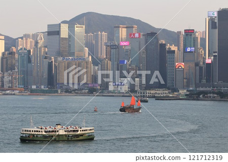 航行通過維多利亞海灣的星輪渡在香港 航行通過維多利亞海灣的星輪渡在香港 121712319