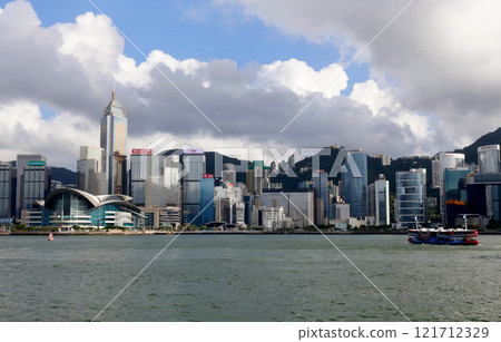 航行通過維多利亞海灣的星輪渡在香港 121712329