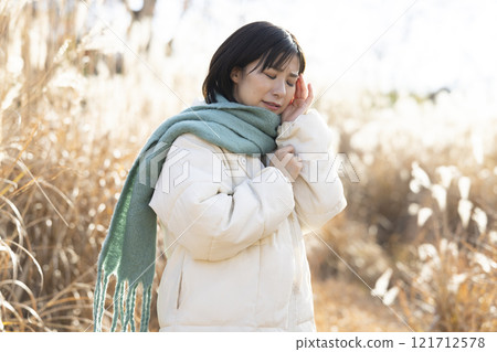 一個頭痛的女人的形象 121712578