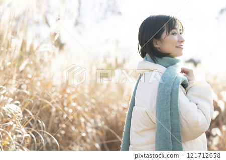 穿著外套散步的女人 121712658