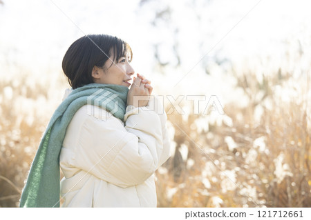 穿著外套散步的女人 121712661