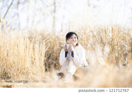 女人享受遠足 121712767