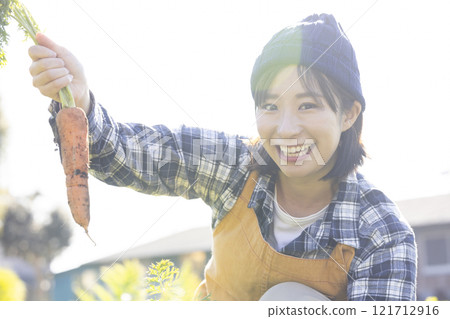 Image of a female farmer working in the fields 121712916