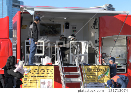 Earthquake experience vehicle "Yurerun" - A family experiencing the shaking Earthquake experience vehicle "Yurerun" - A family experiencing the shaking 121713074