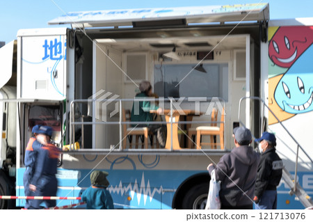Earthquake experience vehicle "Yurerun" - A family experiencing the shaking Earthquake experience vehicle "Yurerun" - A family experiencing the shaking 121713076