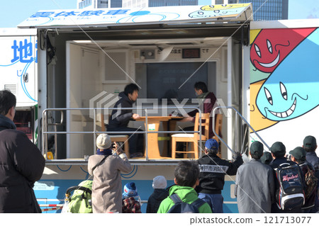 Earthquake experience vehicle "Yurerun" - A family experiencing the shaking Earthquake experience vehicle "Yurerun" - A family experiencing the shaking 121713077