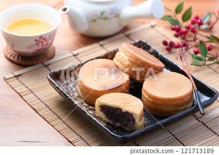 Imagawayaki (Obanyaki), a representative Japanese sweet Imagawayaki (Obanyaki), a representative Japanese sweet 121713189