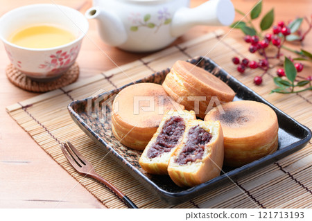 Imagawayaki (Obanyaki), a representative Japanese sweet Imagawayaki (Obanyaki), a representative Japanese sweet 121713193