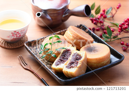 Imagawayaki (Obanyaki), a representative Japanese sweet Imagawayaki (Obanyaki), a representative Japanese sweet 121713201