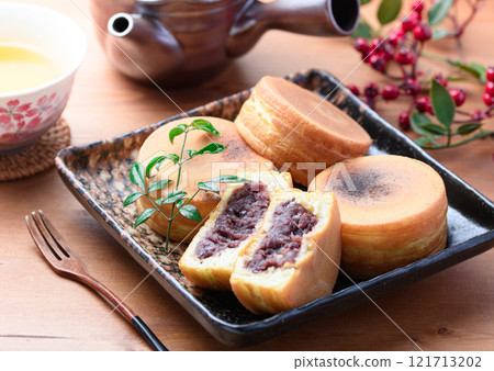 Imagawayaki (Obanyaki), a representative Japanese sweet 121713202