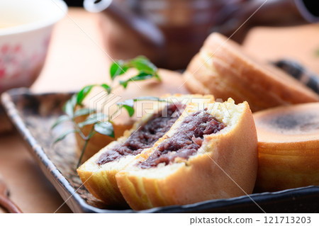 Imagawayaki (Obanyaki), a representative Japanese sweet Imagawayaki (Obanyaki), a representative Japanese sweet 121713203
