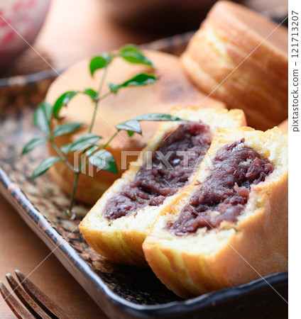 Imagawayaki (Obanyaki), a representative Japanese sweet Imagawayaki (Obanyaki), a representative Japanese sweet 121713207