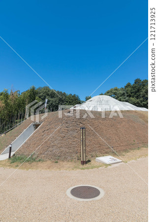 Kengyokozuka Tomb and Koshizukamikado Tomb in Summer 121713925