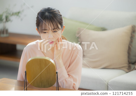 A young woman feels her skin become more moisturized 121714255