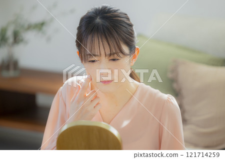 一位年輕女子感到皮膚濕潤 121714259