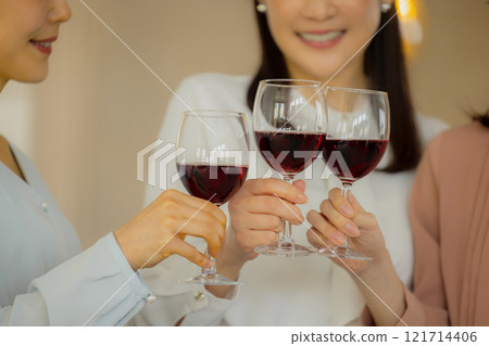 拿著一杯酒的女人 拿著一杯酒的女人 121714406
