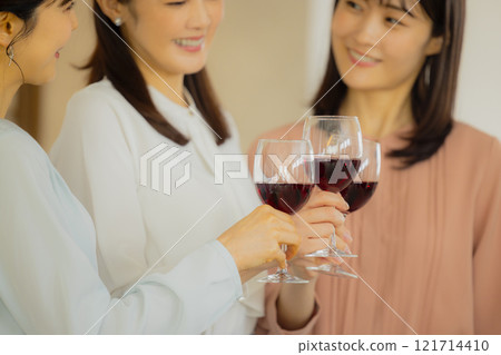 拿著一杯酒的女人 121714410